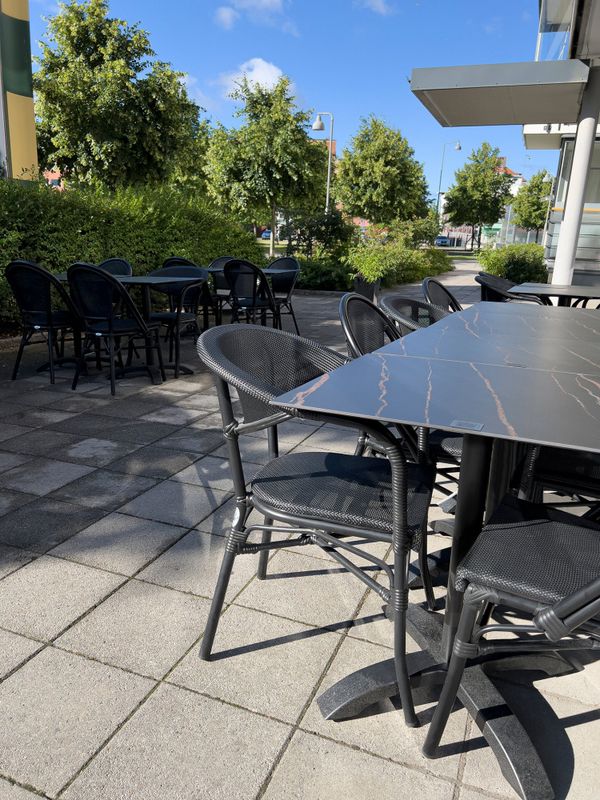 Karmstol Monaco, Svart texteline